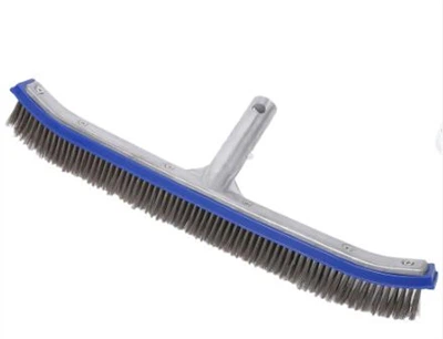 Használható medencebútor tisztítására medencesúroló kefe?